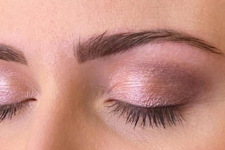 Elegant ögonmakeup på stängt ögonlock med mjukt tonad ögonskugga