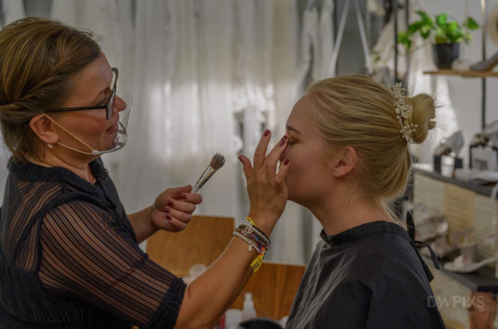 Makeupartist sminkar en brud inför bröllopsdagen