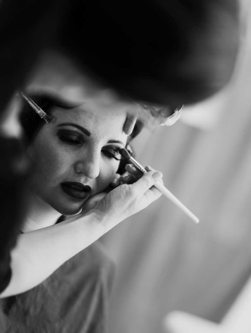En kvinna blir sminkad